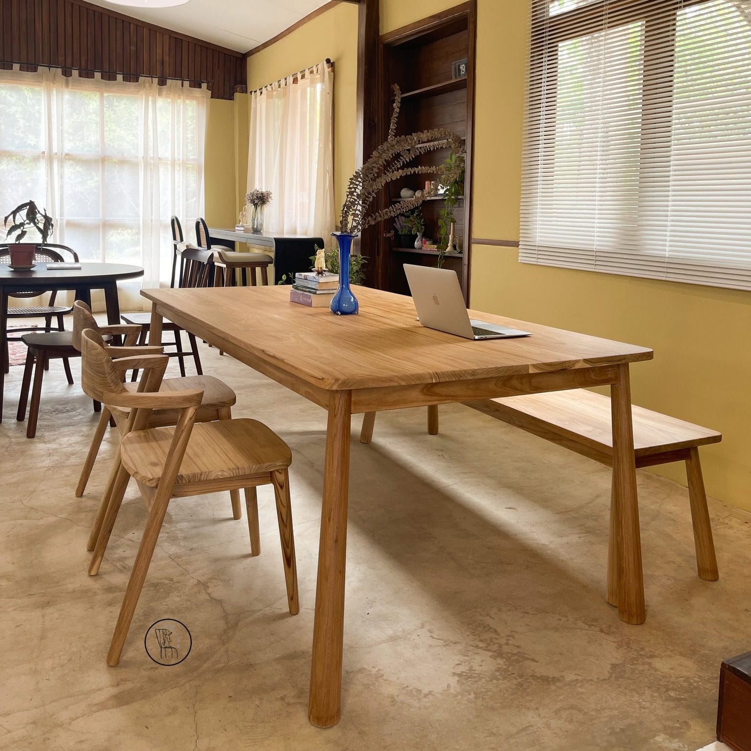 โต๊ะกินข้าวไม้สักเก่าจาก SHUND Furniture